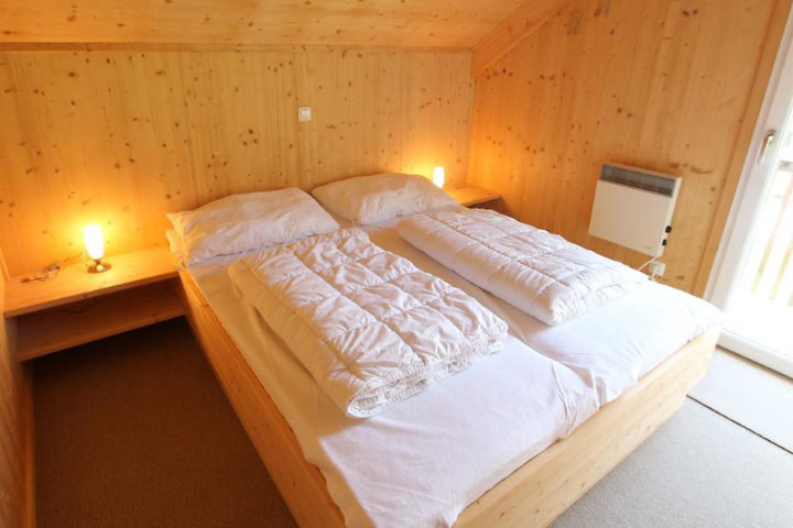 Ausstattung Chalet Hohentauern, Schlafzimmer Doppelbett ohne Bezug