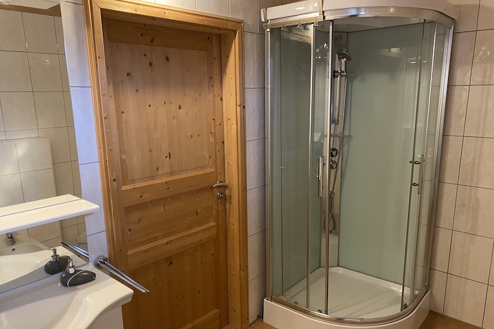Ausstattung Chalet Hohentauern, Schlafzimmer Doppelbett ohne Bezug